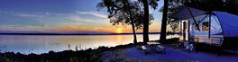 Travel trailer camping by the Mississippi river at sunset in Thomson Causway Illinois Von dvande
