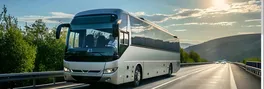 Reisebus auf der Autobahn: Komfortable Busreise mit Blick auf die Straße Von Seegraphie
