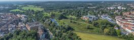 Die Großstadt Fürth in Mittelfranken an Rednitz und Pegnitz aus der Vogelperspektive