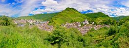 Traben-Trarbach an der Mosel mit Weinbergen und Hunsrück, Rheinland-Pfalz Von mojolo