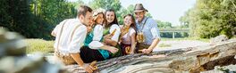 Freunde Trinken Bier in der Bayerischer Tracht an der Isar Von karepa