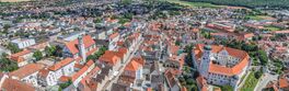 Die Kreisstadt Dillingen im schwäbischen Donautal an einem sonnigen Sommertag im Luftbild