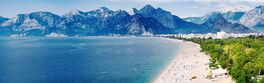 Panoramic view of Konyaalti beach and Mediterranean sea at mountains background in Antalya, Turkey Von lilkin