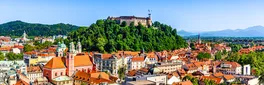 Old town and the medieval Ljubljana castle on top of a forest hill in Ljubljana, Slovenia Von PhotoFires